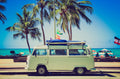 Akoestisch schilderij met Klassieke caravan voor het strand - vintage fotoprint
