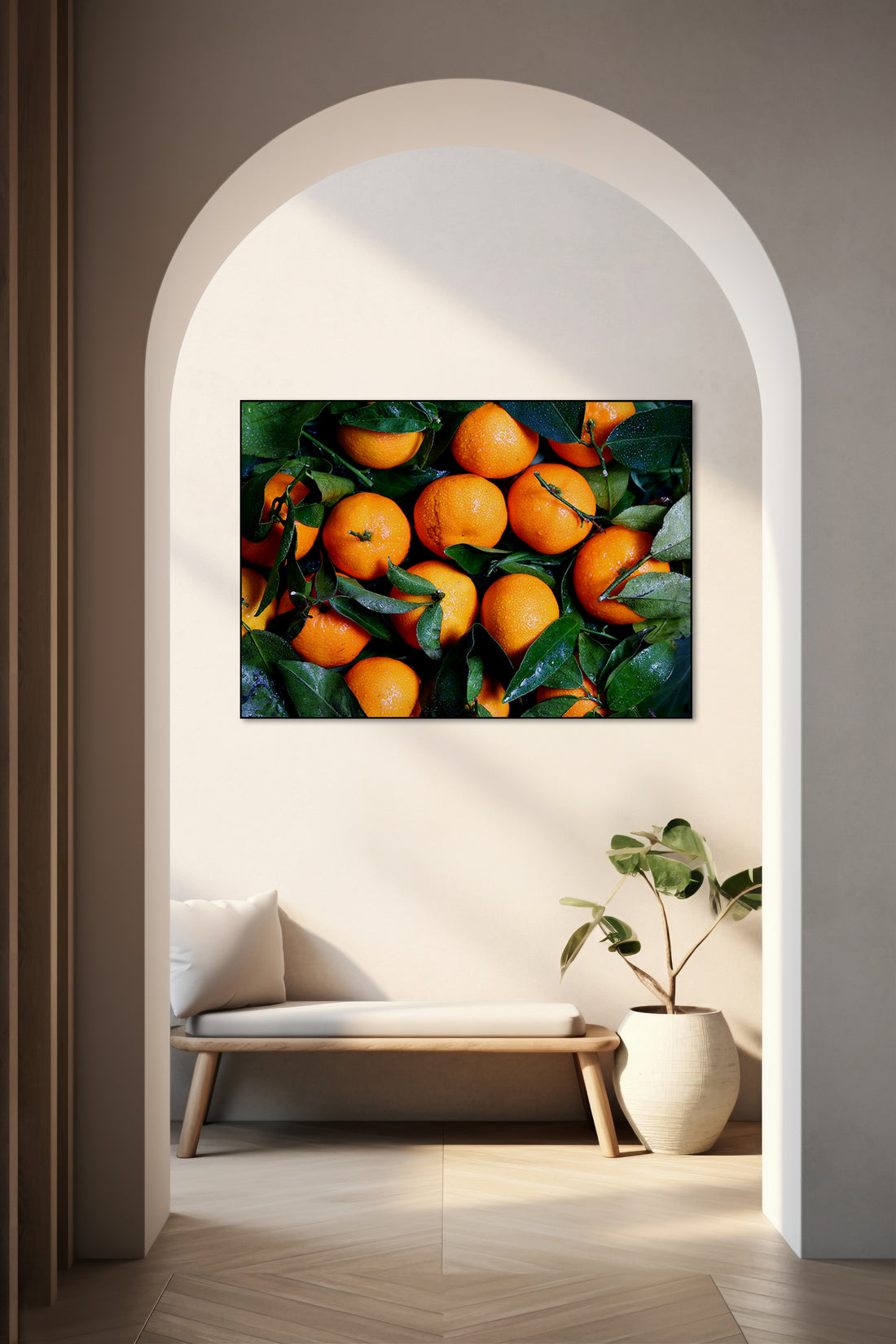 Akoestisch schilderij met vers gewassen sinaasappels met groene bladeren