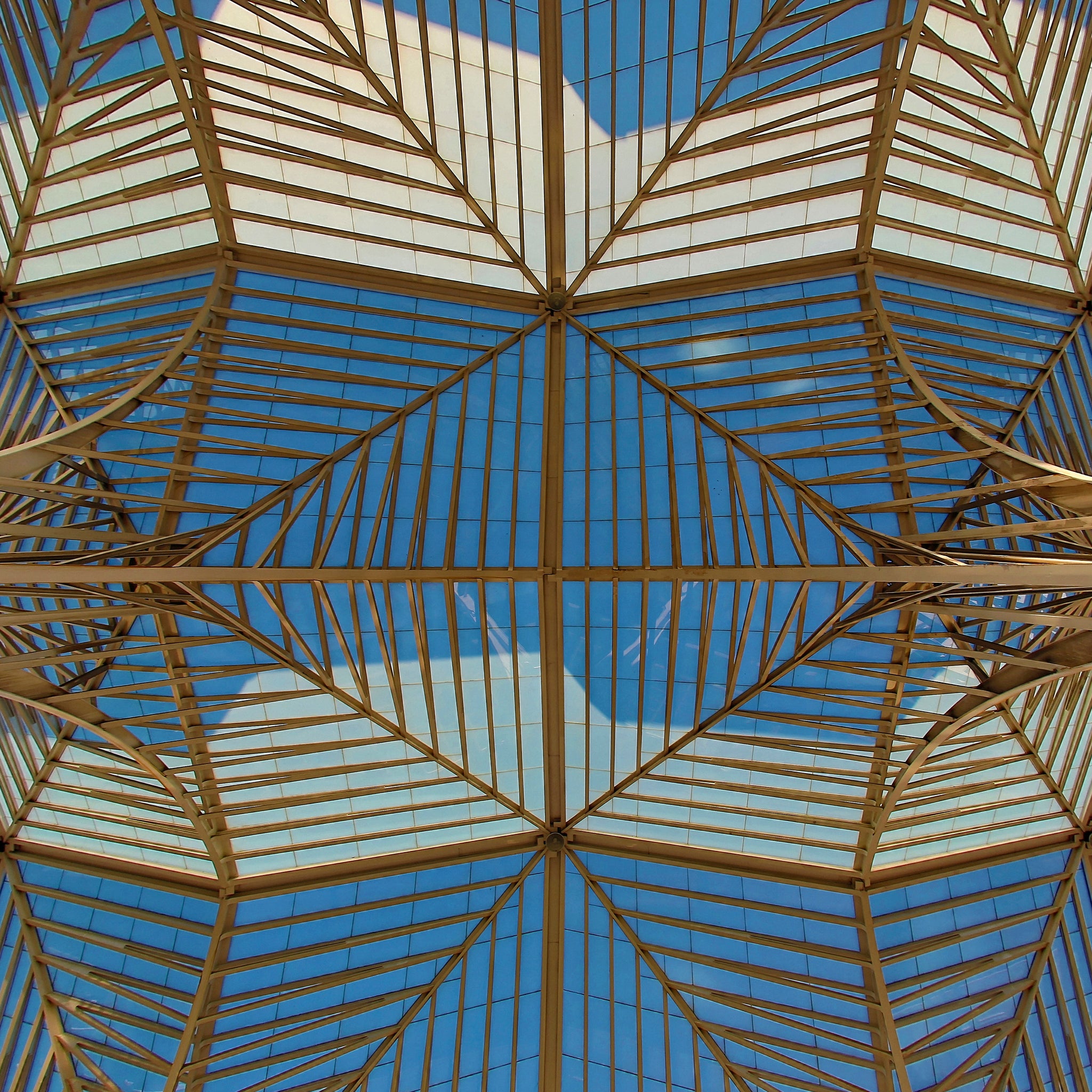 Geometsische architectuur in Lissabon Portugal - AkoestischeMuur